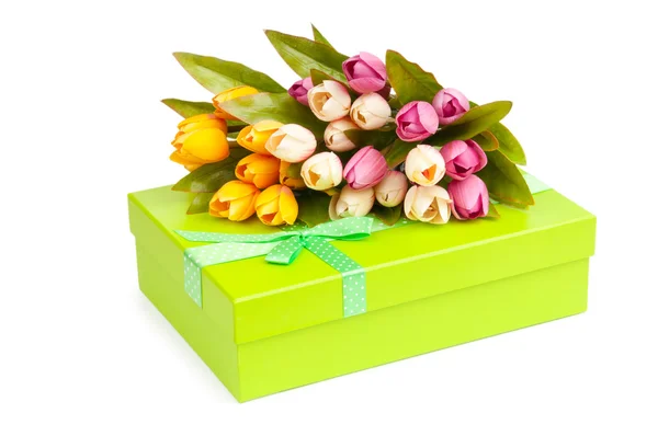 Dárkové a tulipány izolovaných na bílém — Stock fotografie