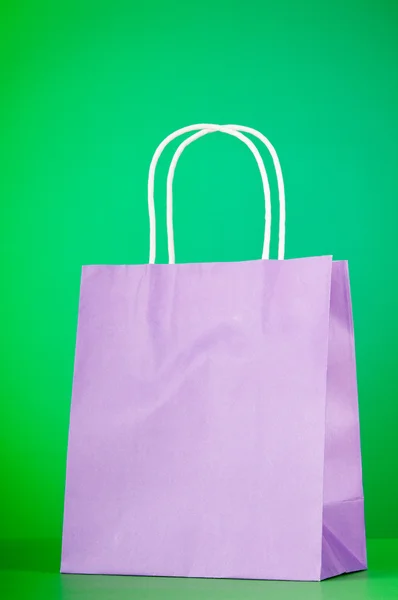 Színes papír táskák, színátmenetes háttér — Stock Fotó