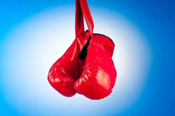 Червоні боксерські рукавички на фоні — стокове фото