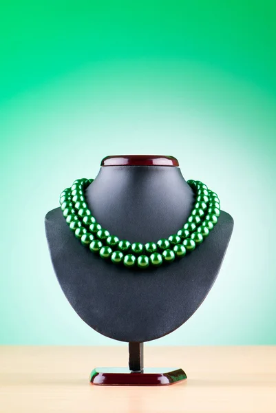 Collana di perle contro sfondo gradiente — Foto Stock