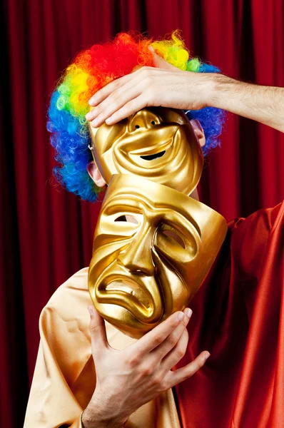 Актёр с маками в забавной театральной концепции — стоковое фото