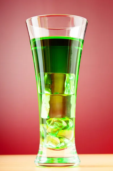 Bunter Cocktail in Gläsern mit Eis — Stockfoto