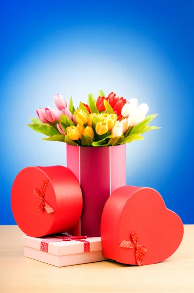 Подарункова коробка і тюльпани на градієнтному фоні — стокове фото