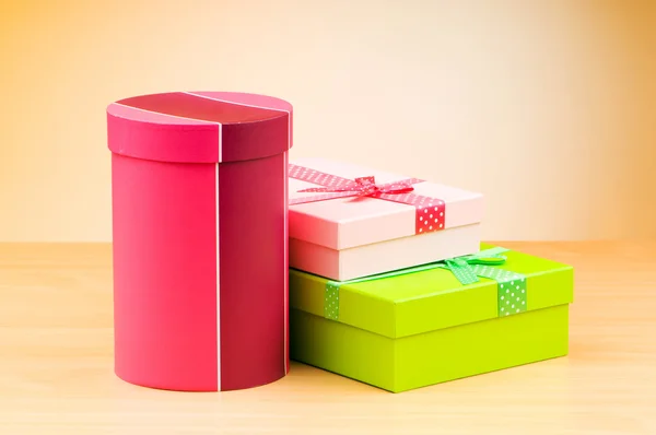 Geschenkboxen vor Gradientenhintergrund — Stockfoto