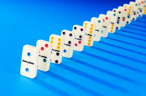 Dominoeffekt mit vielen Stücken — Stockfoto