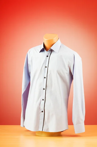 Camisa masculina contra fundo gradiente — Fotografia de Stock