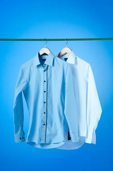 Shirt opknoping op de hanger — Stockfoto