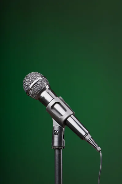 Ljud mikrofon mot bakgrunden — Stockfoto