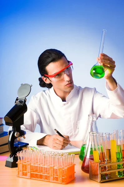 Chimiste en laboratoire expérimentant des solutions — Photo