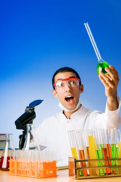 Химик в лаборатории экспериментирует с растворами — стоковое фото