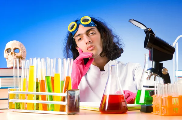 Chemiker im Labor experimentiert mit Lösungen — Stockfoto