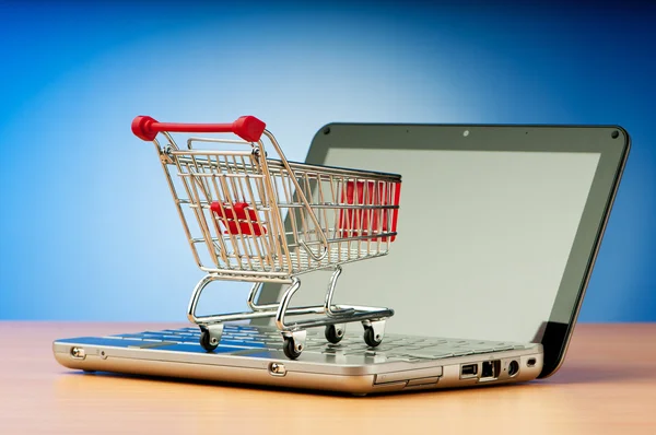 Концепция интернет-покупок с компьютером и корзиной Стоковое Изображение