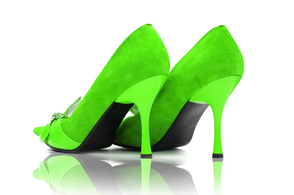 Elegante groene schoenen op de witte — Stockfoto