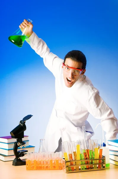 Химик в лаборатории экспериментирует с растворами — стоковое фото