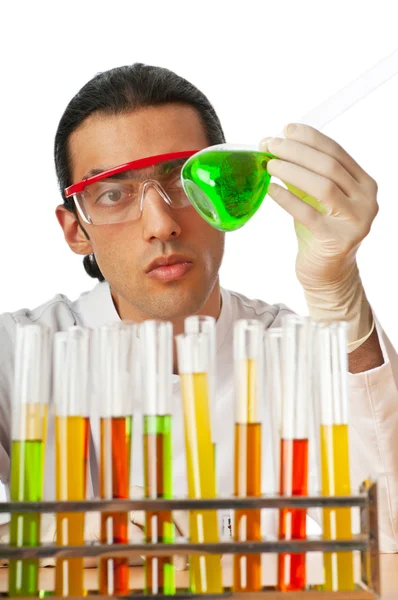 Estudiante trabajando en el laboratorio químico — Foto de Stock