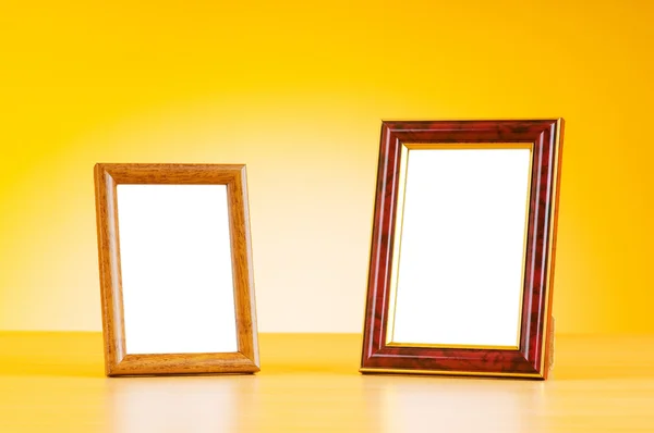Houten foto frames op de achtergrond met kleurovergang — Stockfoto