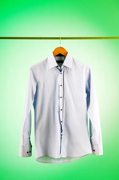 Camisa masculina contra fondo degradado — Foto de Stock