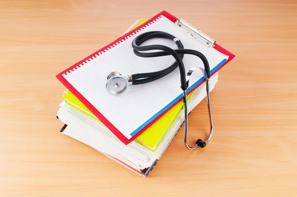 Concetto di medicina con stetoscopio e libri — Foto Stock