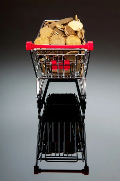 Winkelwagen en gouden munten — Stockfoto