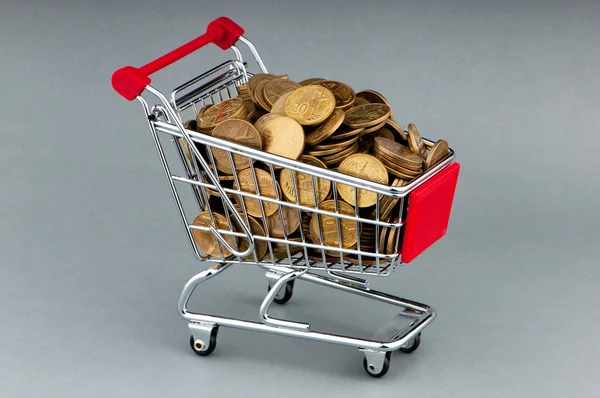 Carrinho de compras cheio de moedas — Fotografia de Stock
