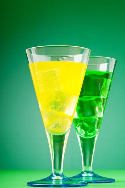 Färgstark cocktail i glas med is — Stockfoto