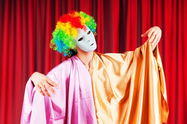 가면을 쓴 배우가 등장하는 극장 컨셉 — 스톡 사진
