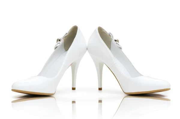 Елегантне взуття на білому — стокове фото