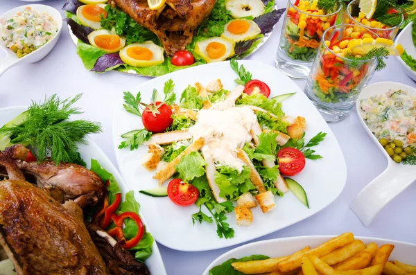 Tafel geserveerd met smakelijke maaltijden — Stockfoto