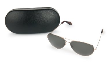 Beyaz üzerine izole edilmiş zarif güneş gözlükleri.