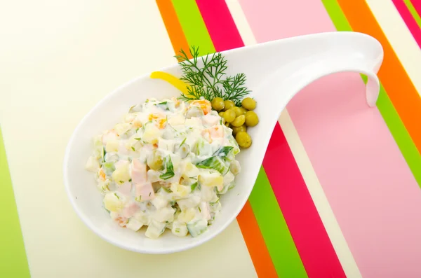 Délicieuse salade dans l'assiette — Photo