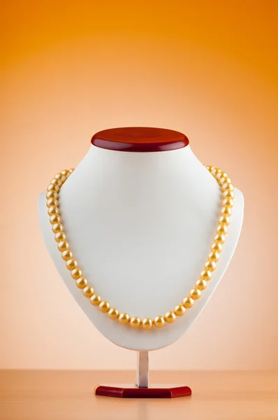 Collier perle sur fond dégradé — Photo
