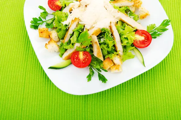 Salată delicioasă în farfurie — Fotografie, imagine de stoc
