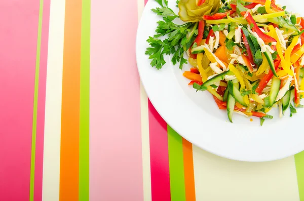 皿の中のおいしいサラダ — ストック写真