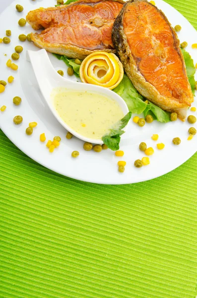 盘子里的烤三文鱼 — 图库照片