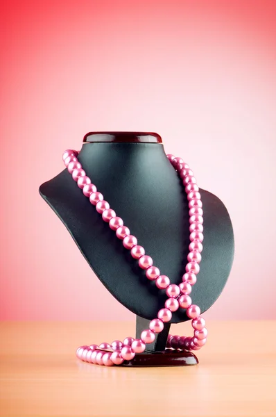 Ständer mit Halskette im Modekonzept — Stockfoto