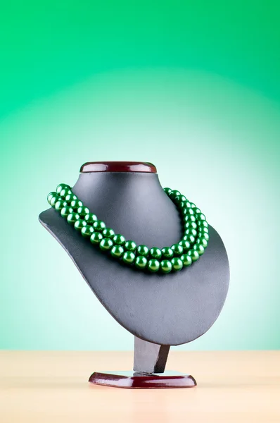Перлове намисто на градієнтному фоні — стокове фото
