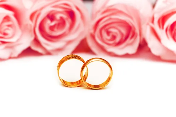 玫瑰和戒指的婚礼概念 — 图库照片