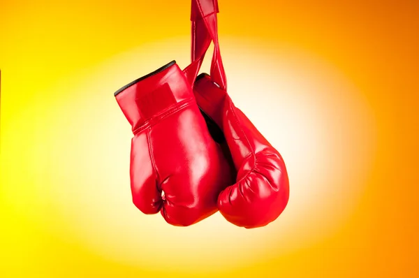 Червоні боксерські рукавички на фоні — стокове фото