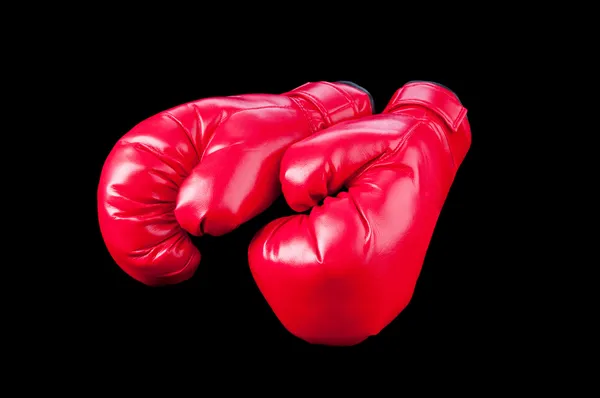Красные боксерские перчатки, изолированные на черном — стоковое фото