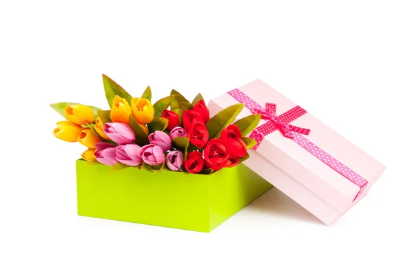 Giftbox и тюльпаны изолированы на белом — стоковое фото