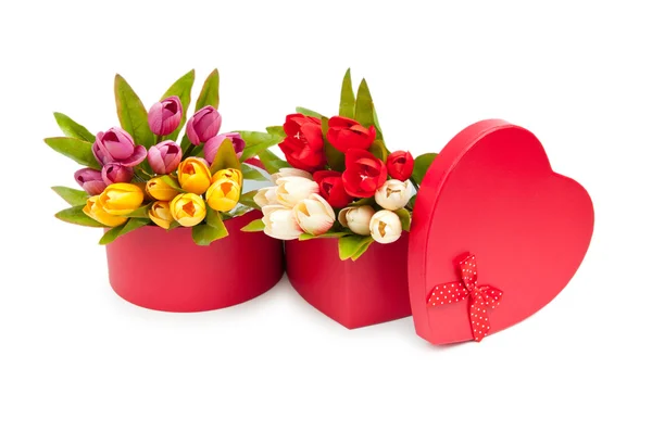 Caja de regalo y tulipanes aislados en blanco —  Fotos de Stock