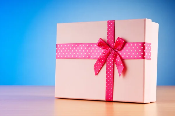 Geschenkboxen auf dem Hintergrund — Stockfoto