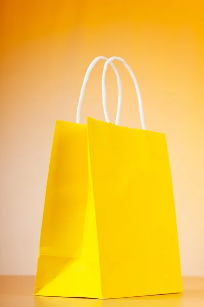 Sacos de compras contra fundo gradiente — Fotografia de Stock