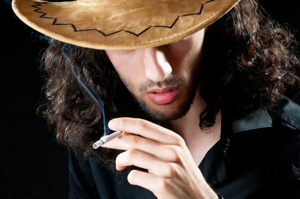 Mannen i cowbow hatt rökning — Stockfoto