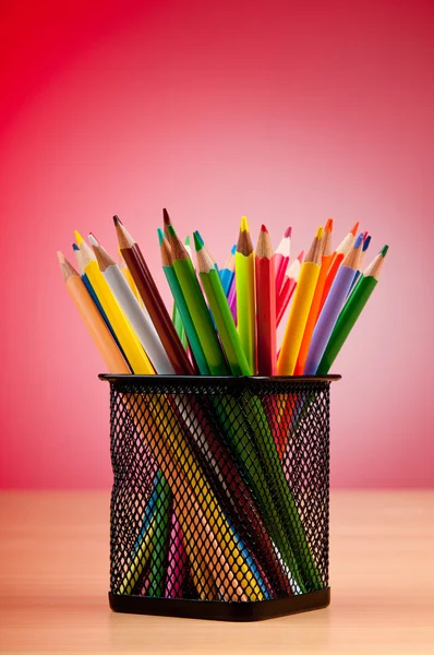 背景上的彩色铅笔 — 图库照片