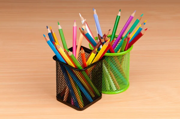 Цветные карандаши на заднем плане — стоковое фото