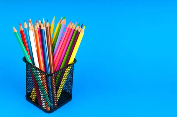Вернуться к школьной концепции с цветными карандашами — стоковое фото