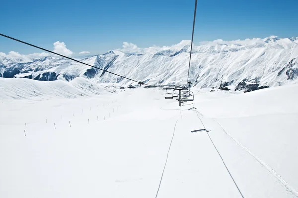 Cadeiras de elevador de esqui no dia de inverno brilhante — Fotografia de Stock