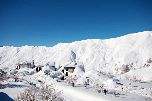 Las altas montañas bajo la nieve en invierno — Foto de Stock