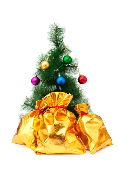 Vánoční stromek a zlaté pytle na bílém — Stock fotografie